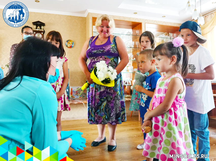 Забайкальскую семью, воспитавшую 10 приемных детей, поздравила министр труда и социальной защиты 